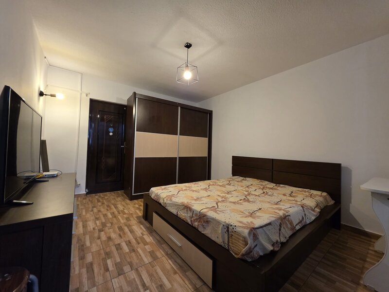 Piata Trapezului, 5 minute metrou,