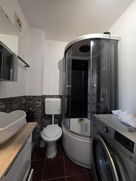 Piata Trapezului, 5 minute metrou,